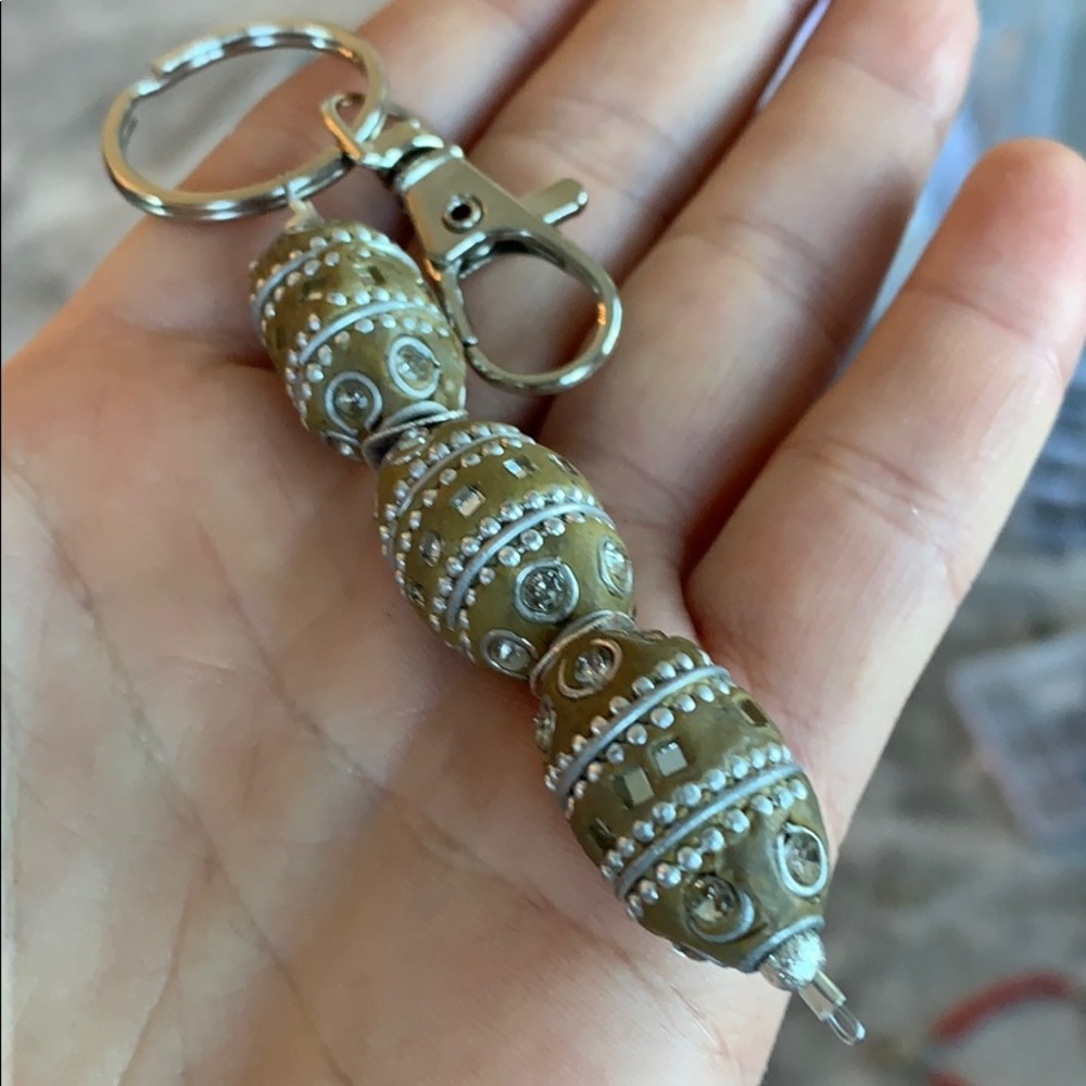 Handmade beaded keychain - Picture 4 of 8